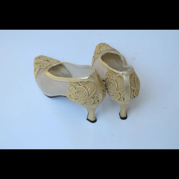 Stuart Weitzman lace pumps - Picture 3 of 8